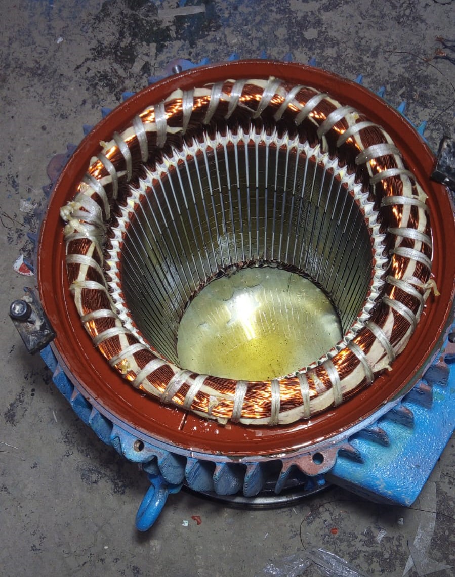 Bomba de agua reparada y embobinada